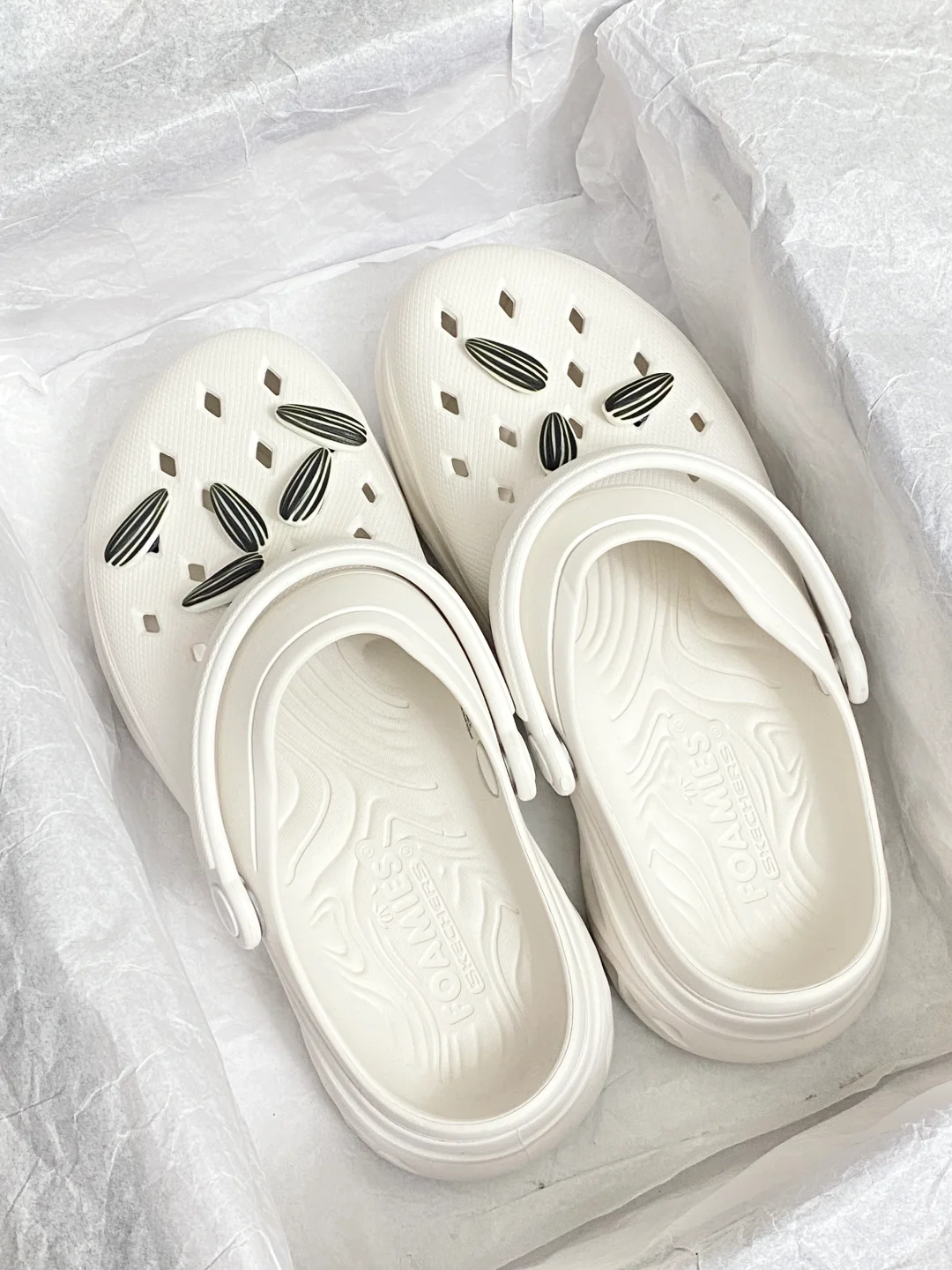 万万没想到！我的奶油洞洞鞋上长出了瓜子……