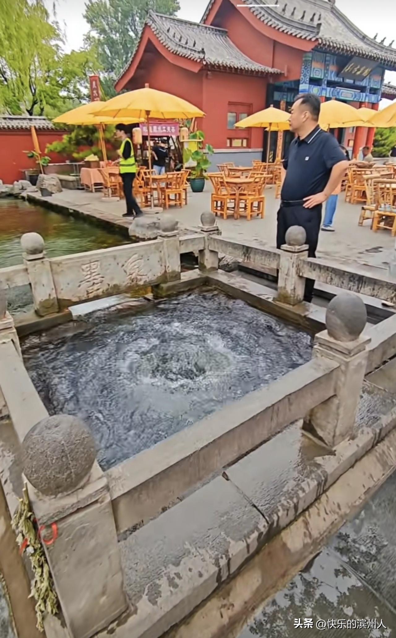 山东济南章丘明水古城隆泉寺旁边的墨泉，2004年入选济南新七十二名泉，百脉泉泉群
