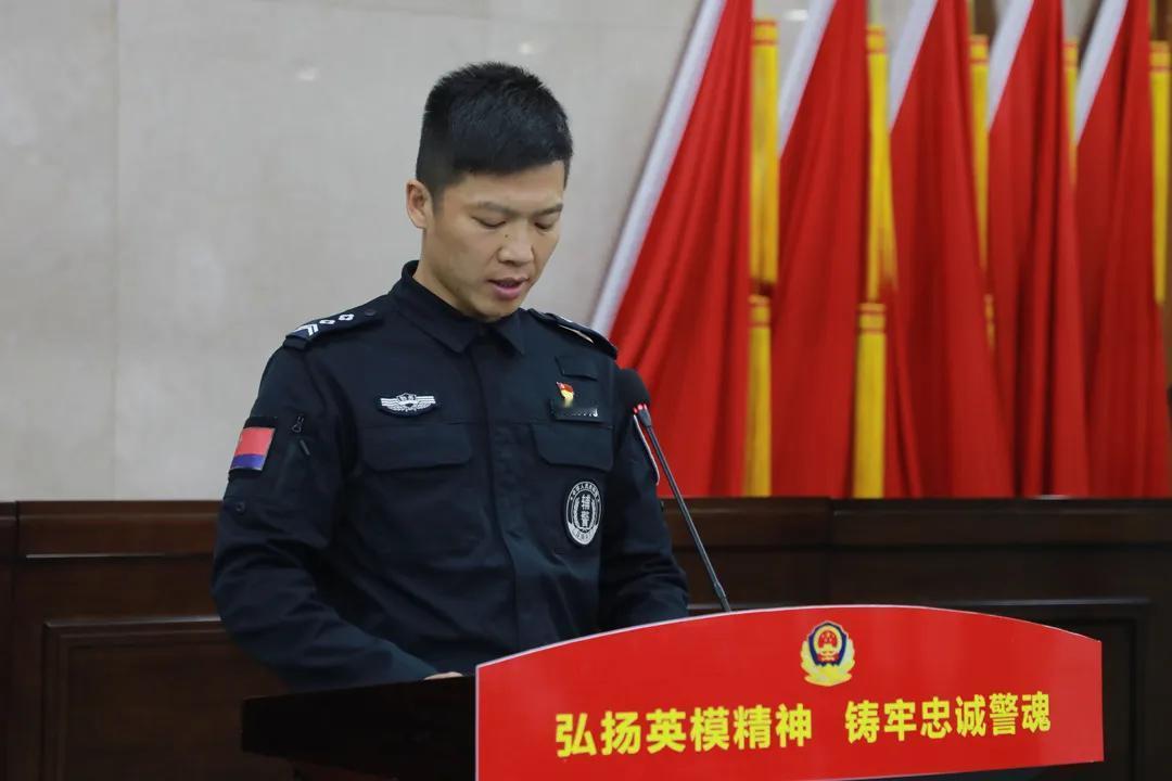 江苏省丹阳市公安局巡特警大队辅警队长陆磊，退役不退志，退伍不褪色！

2007年