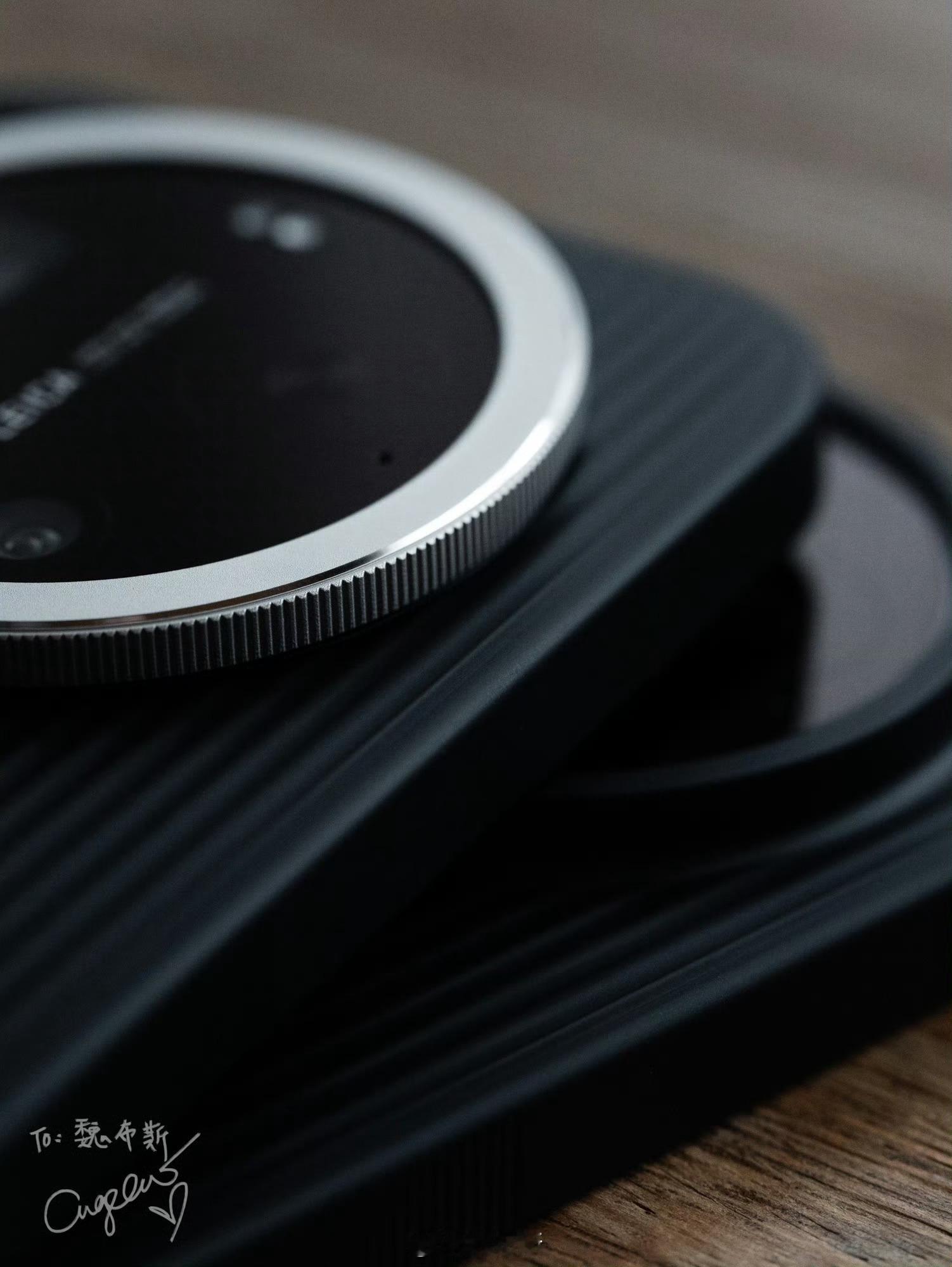 大道至简，精而有度徕卡标位｜采用一体化注塑成型工艺，并辅以 CNC 精密雕刻完成