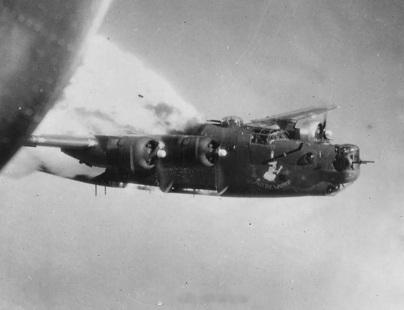 照片中的历史 B-24H型轰炸机，编号42-94812，名为“小勇士”号，隶属于