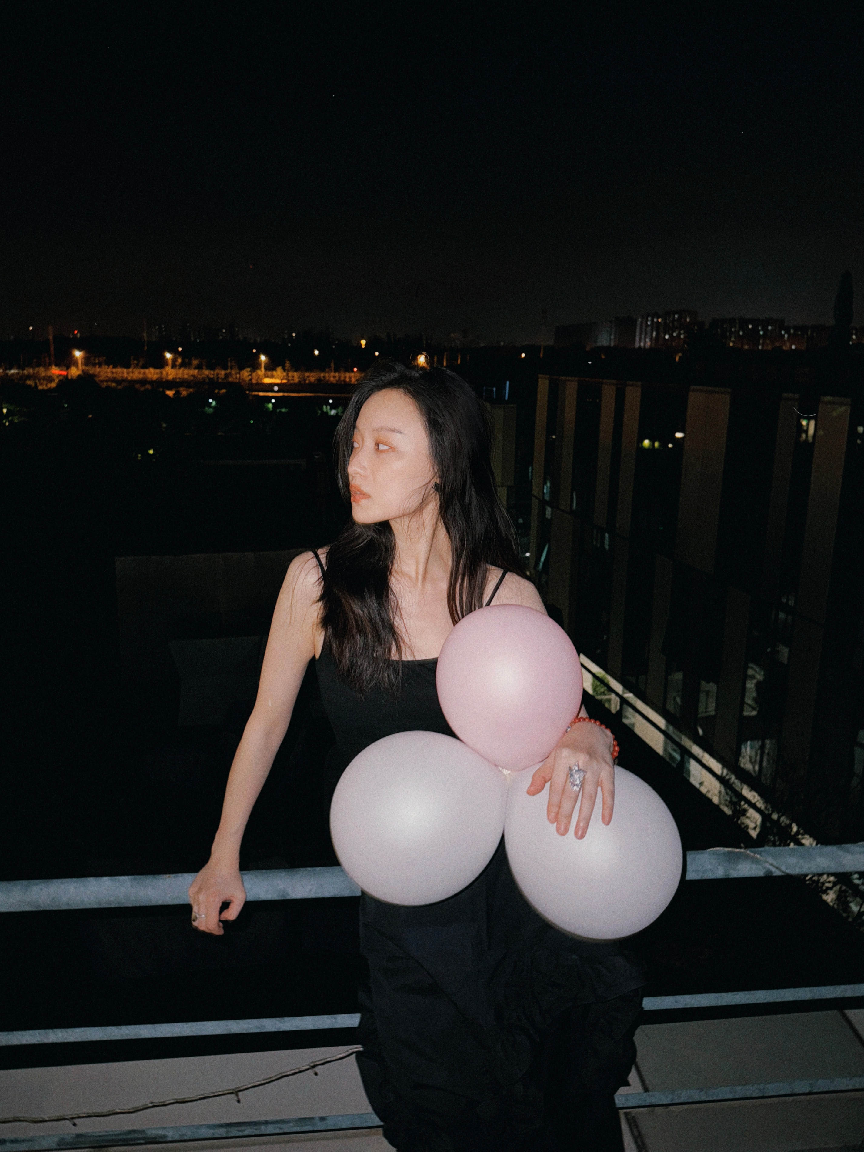 倪妮：夜色温柔，黑裙灵动 ​​​