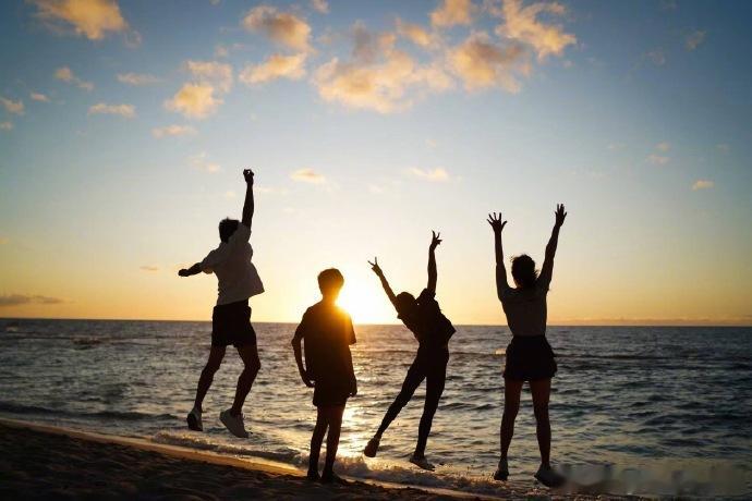 温馨爆棚！孙俪晒一家四口夕阳背影与合照，夕阳下的身影相依，合照里满是幸福笑意，家