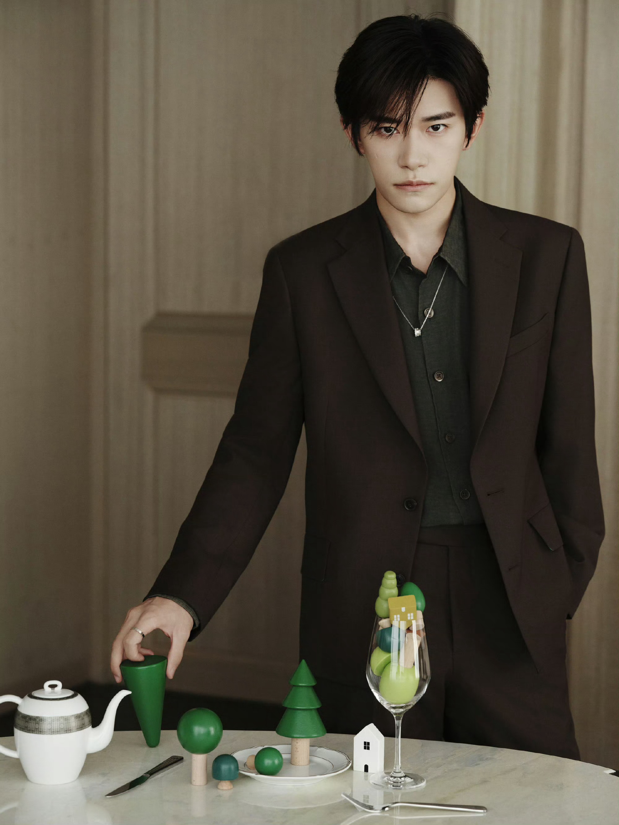 易烊千玺绿色叠加西装易烊千玺摩登绅士感 易烊千玺出席发布会这套西装look好适合