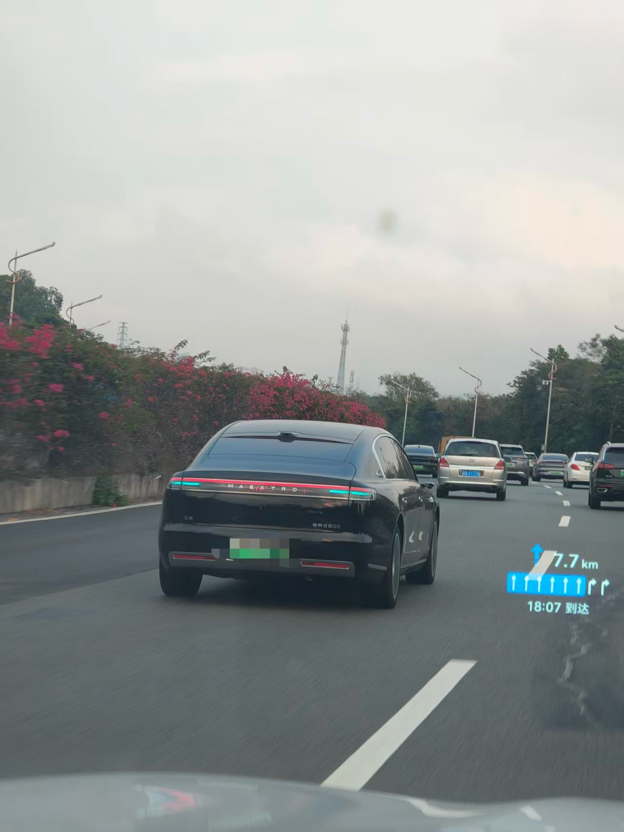 各位鸿蒙智行车友看到前面的尊界 S800 不要呲牙，想想你的车其实也是用的同款华