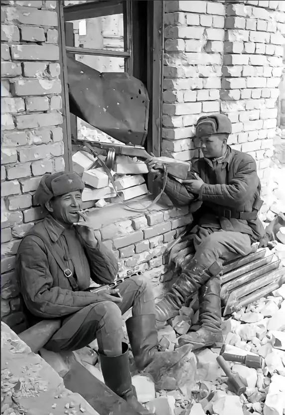 那个厕所，恐怕是村子里最破败的角落，土墙低矮，气味刺鼻。谷德培带着人搜到这儿，纯