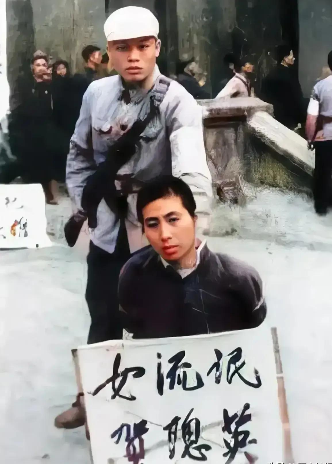 1967年，山东青岛，公审大会上一名女流氓犯人被宣判死刑，当时她面如死灰，后面还