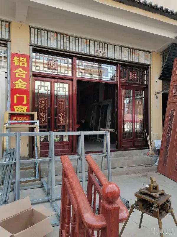朋友上月关闭了商超里的大店，把店铺缩小回到了门市房，原因和于东来异曲同工。
涨房