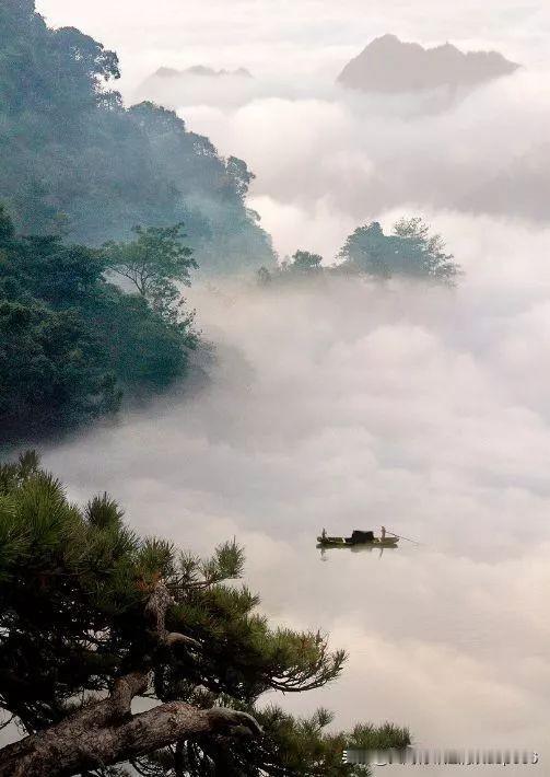 见这般雅致景致，又得如此工整有意的上联，心中顿生欢喜。山水入怀，风月入句，不必刻
