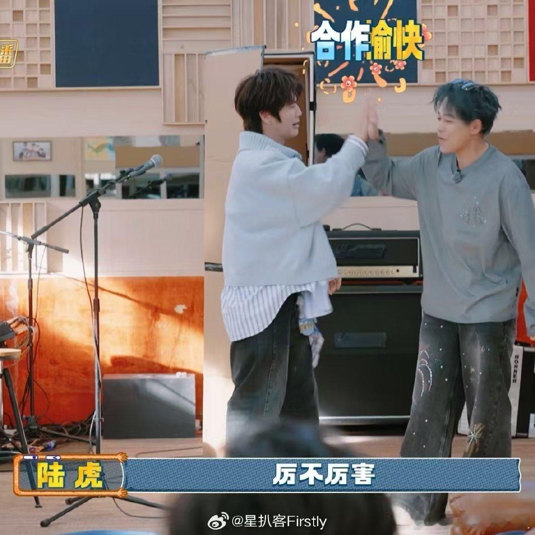 该配合苏醒演出的哥哥尽力在表演快乐老友记  苏醒变魔术大型“托儿”团建现场！哥哥