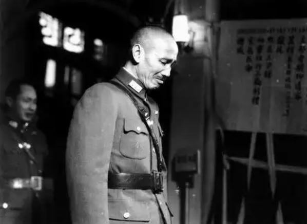 1952年，时任省主席的吴国桢突然接到邀请，携夫人参加蒋介石寿宴。没想到吃西湖醋