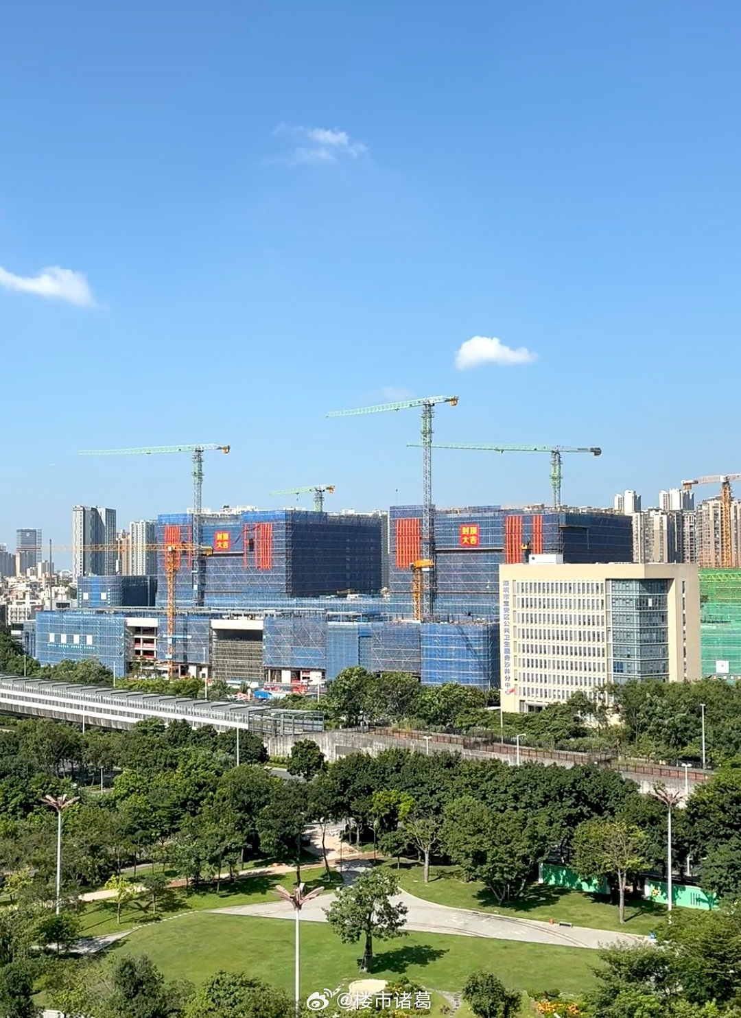 深圳人民医院宝安院区封顶了，项目位于沙井街道，总建筑面积约47万㎡，规划提供床位