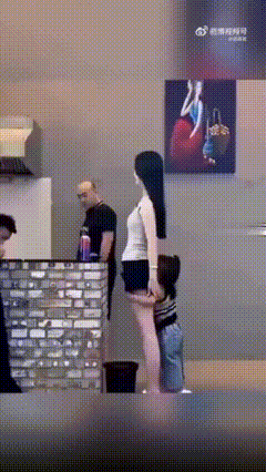 这才是人美心善
你瞧瞧那个说人四岁小孩的
真是不能比啊[捂脸]