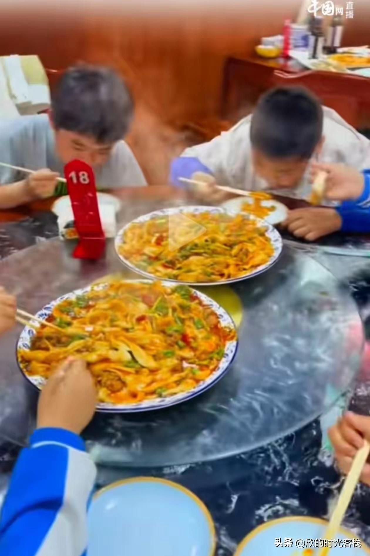 活该老板发财！陕西西安，3名初中生来吃面，只点了一份爆肚面，3个人合吃，老板看不