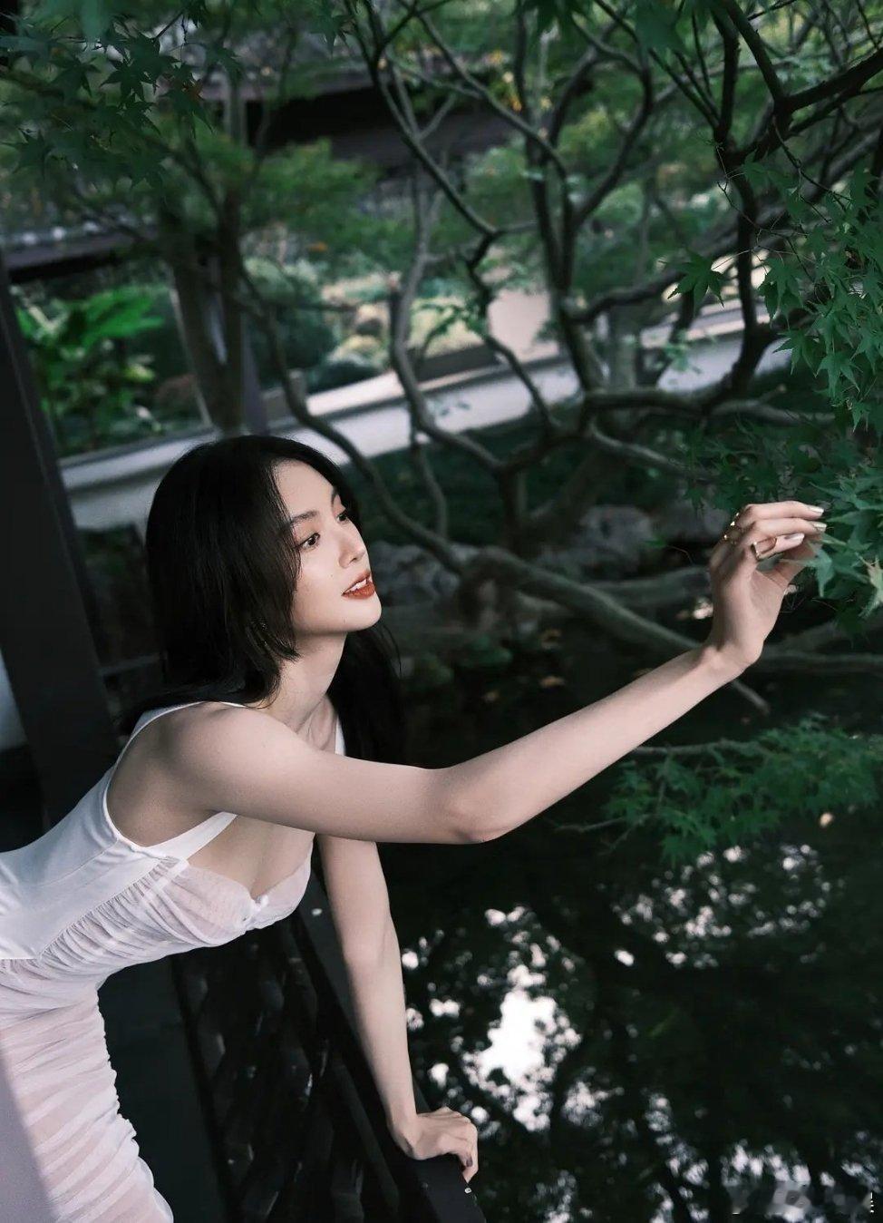 #金晨 干呕#金晨这一操作很难不让人怀疑，在节目里喝水被呛到了，她就扶着墙在那里