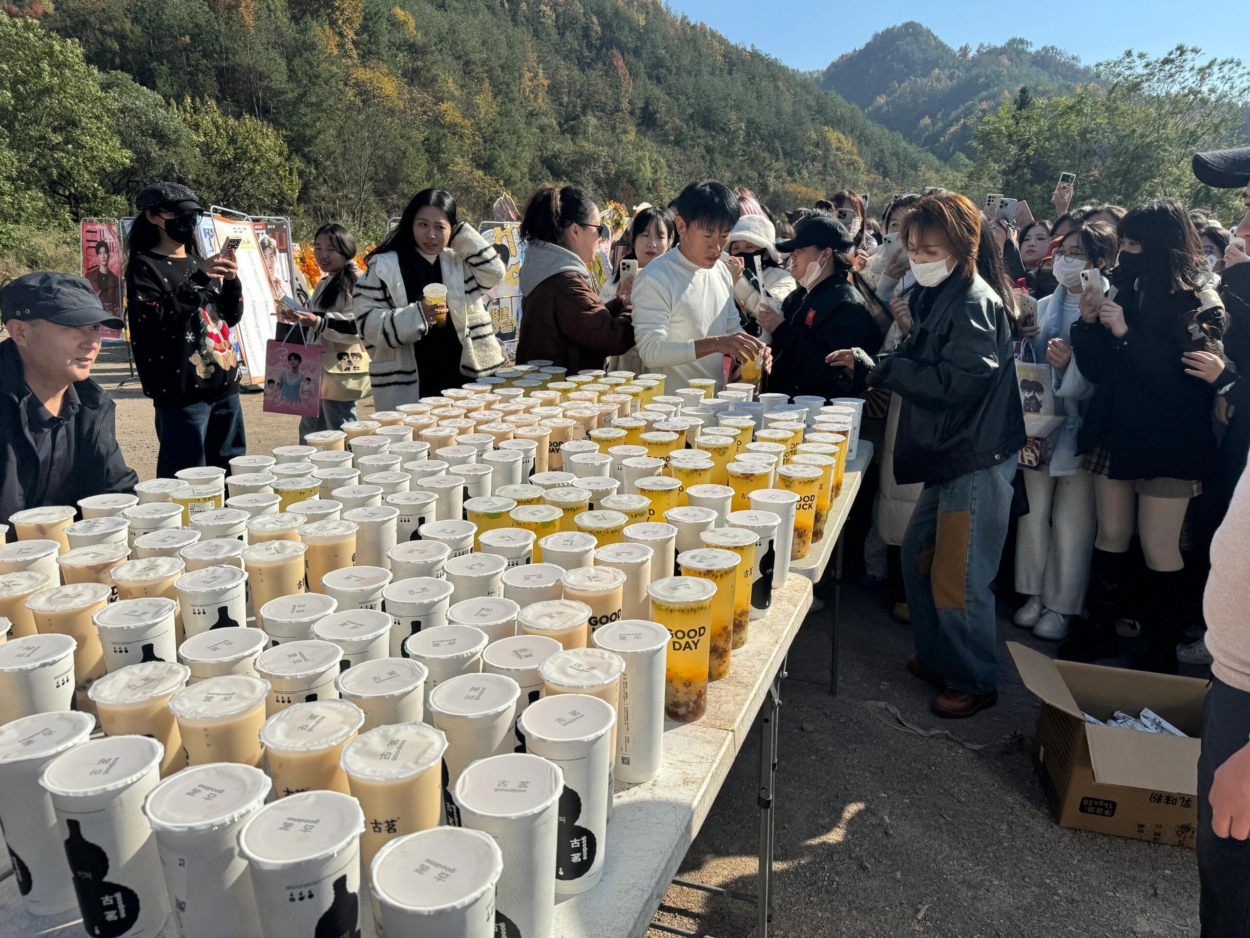 黄俊捷太暖心啦 请粉丝喝奶茶啦～山神 