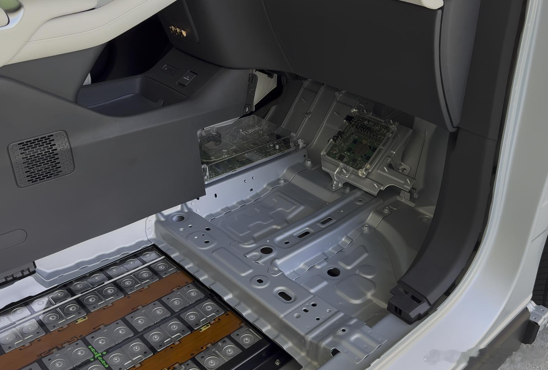 这里是小鹏X9增程版的域控布置，看看是几个图灵芯片 ​​​