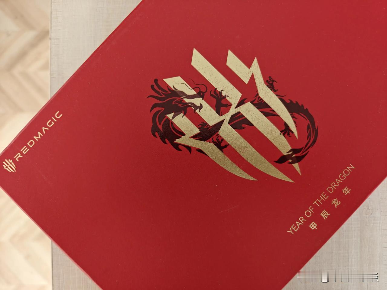 收到红魔手机寄来的围巾和红包。龙腾喜庆的氛围扑面而来。2023年红魔的表现足够精