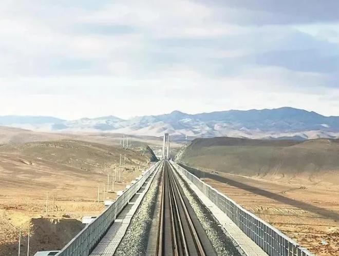 俄罗斯重新研究一条穿越阿尔泰、直接进入中国新疆的铁路，但这条线路目前远没有到“中