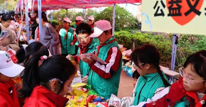 台州一小学连续4年爱心义卖暖南疆 山海万里，童心相连。台州这所小学连续四年的爱心