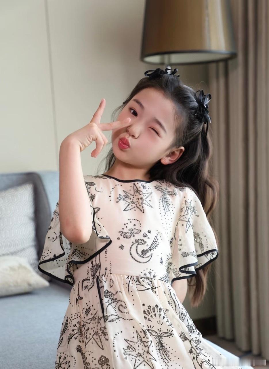 小酒窝给粉丝送咖啡酒窝真的不能是我女儿吗，真的太可爱了，小小年纪会饭撒还会撒饭，