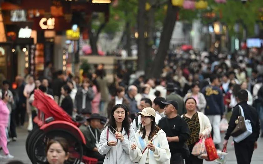 上半年国内出游数据出炉，总出游人次34.63亿，消费总额超3.2万亿。现在大家不
