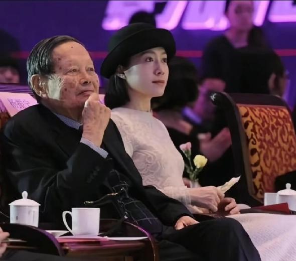 我觉得翁帆会再婚
而且我会送上美好的祝福
不是因为她曾经是杨夫人，也不是因为她有