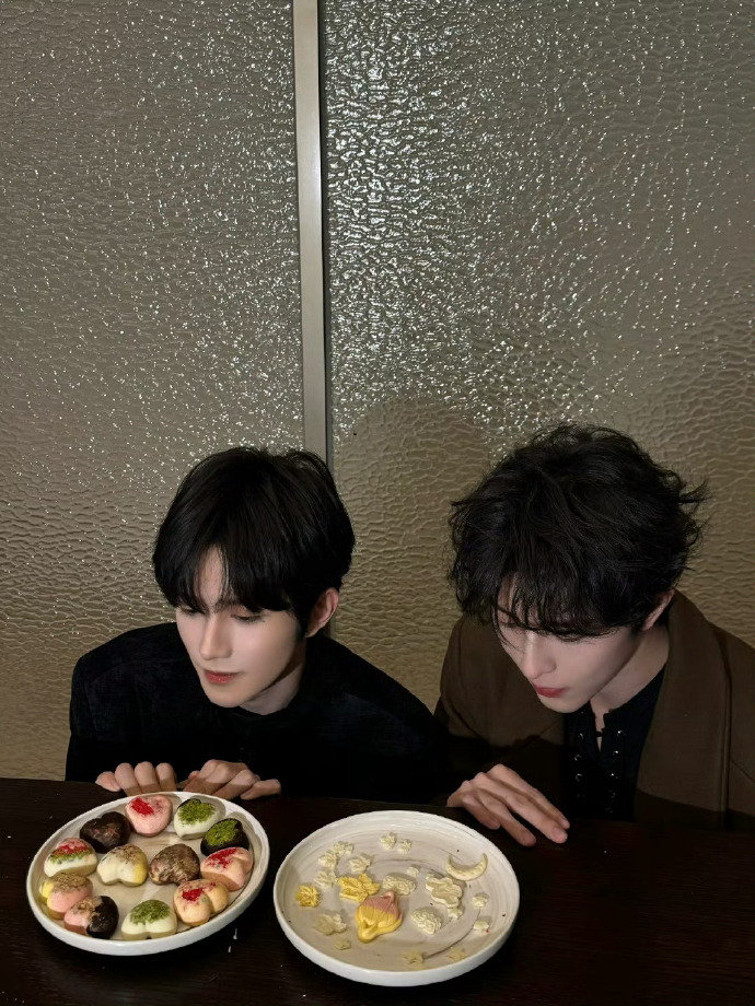 黄星邱鼎杰情人节合照 哇！ 黄星邱鼎杰情人节营业 黄星邱鼎杰情人节合照 