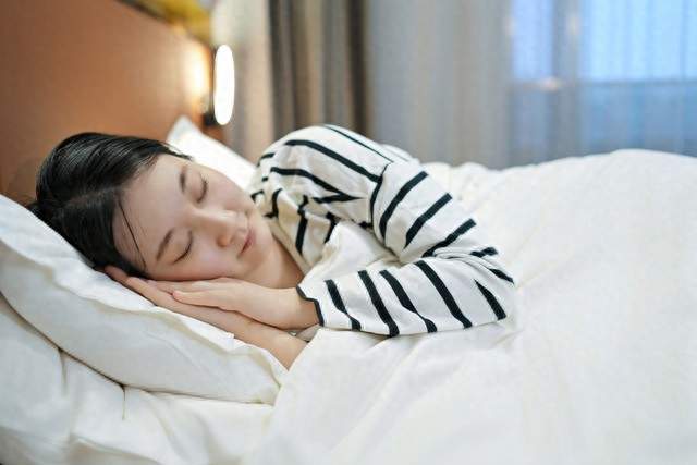睡觉七小时被推翻了？医生建议：过了55岁，睡觉尽量要做到这4点