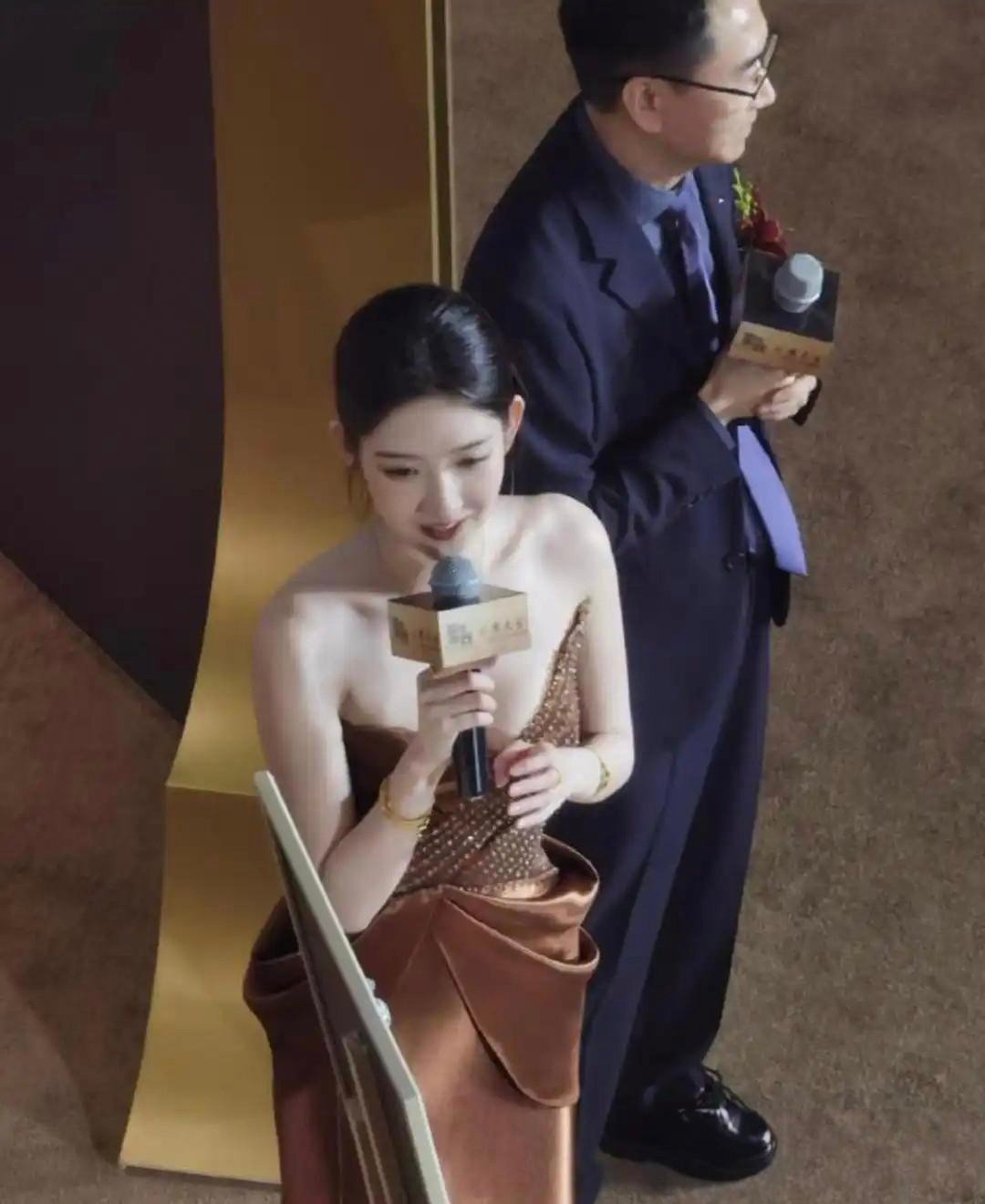 所以说女明星有捂胸的必要 