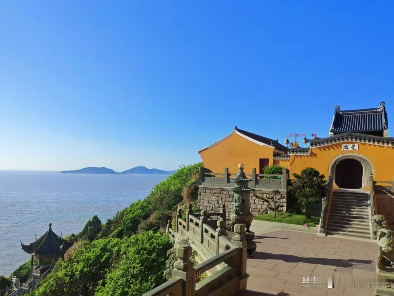 每日一悟:
无论在哪里，都不要话多，
也不要和人随便吐露心声。
言少修行，言多必