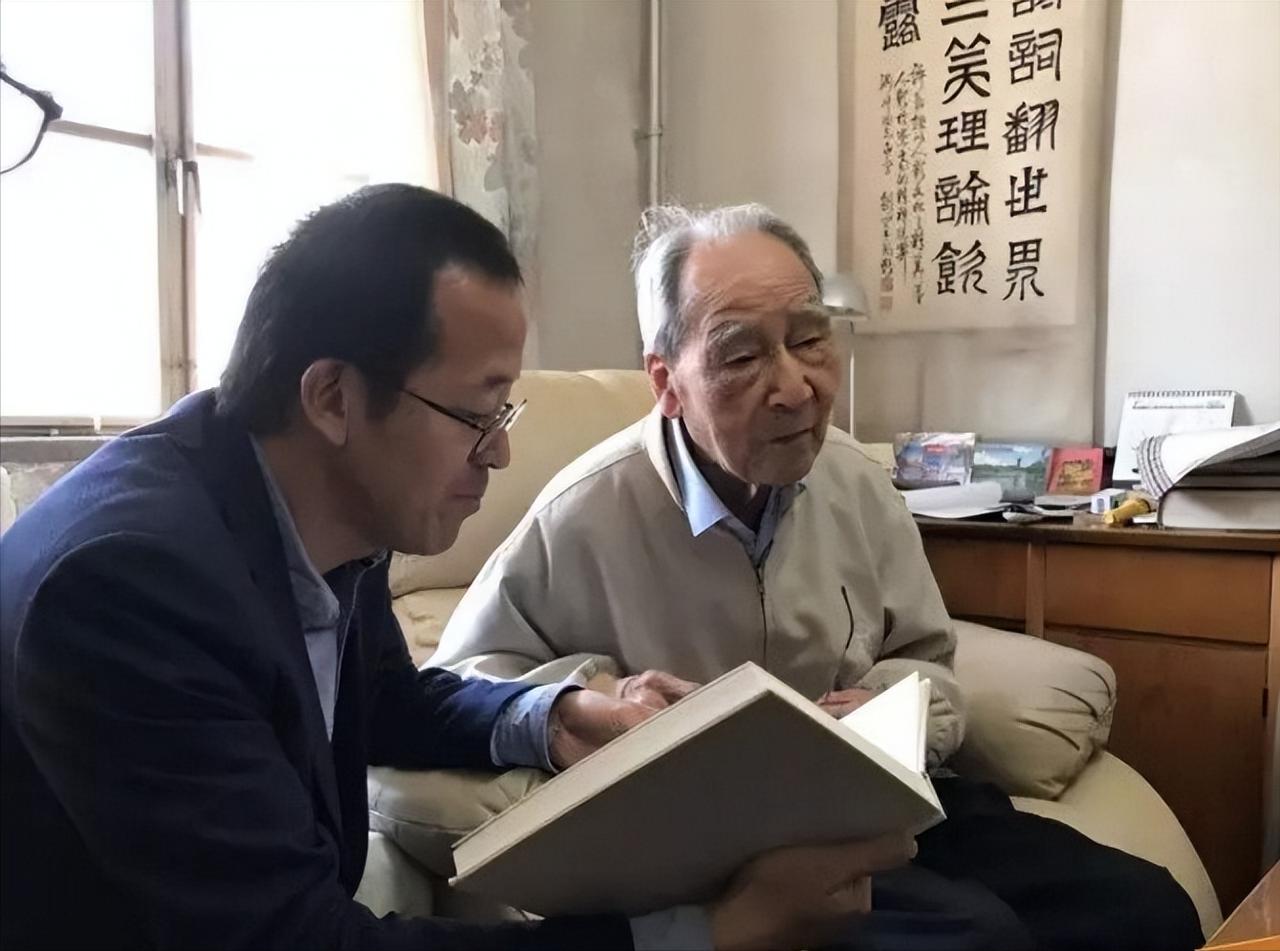 2017年，俞敏洪去看望自己北大的恩师许渊冲，没想到，年纪已经96岁的恩师住的房