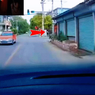 红绿灯路口被撞有意思的一幕🙄🙃 这位奶奶明显是掉进死循环转圈圈，骑车还是得注