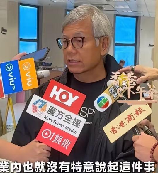 港圈有个不成文的规矩，老一辈艺人走了，后事几乎都交给同一个人。吴孟达走了，是他。