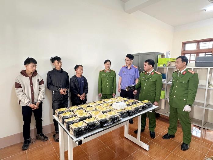 越南山罗省警方表示，主持并配合有关部门成功侦破一起重大毒品案件
抓获3名携带上膛