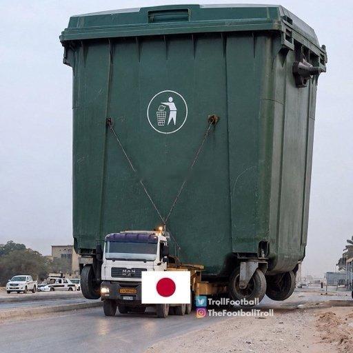 日本在外网翻车世界杯对阵巴西的赛事结束后，现场不少日本球迷主动捡拾、清理看台垃圾