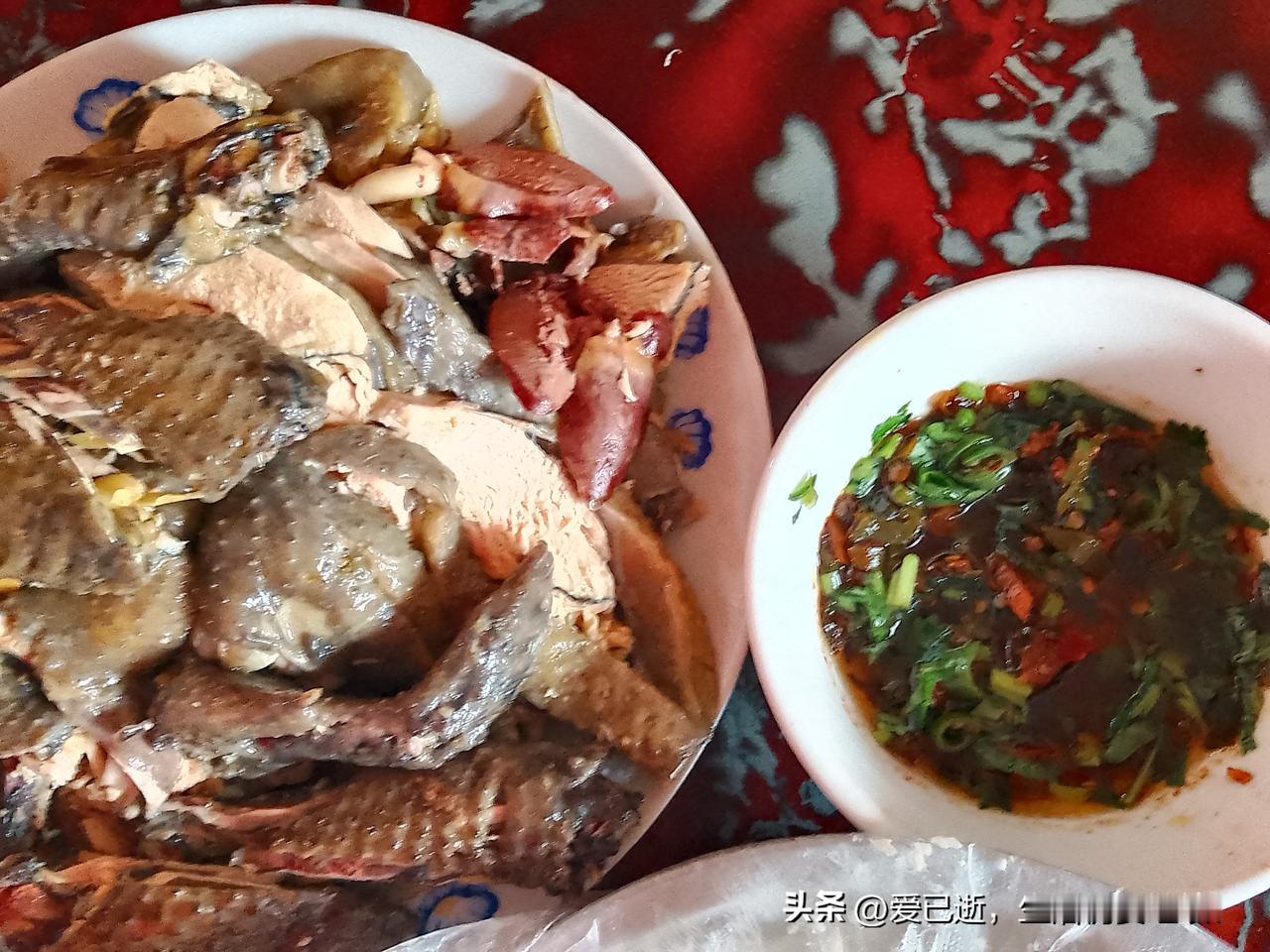 别人出上联：筷子一双尝尽酸甜苦辣
我对的下联是：鞋子一双走遍天涯海角
还望各位高