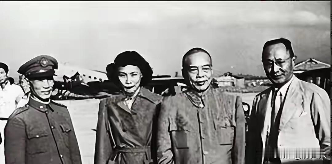 1942香港血色凌晨！昔日拥兵20万的南天王，伪装落魄书生赌命逃亡
 
1942