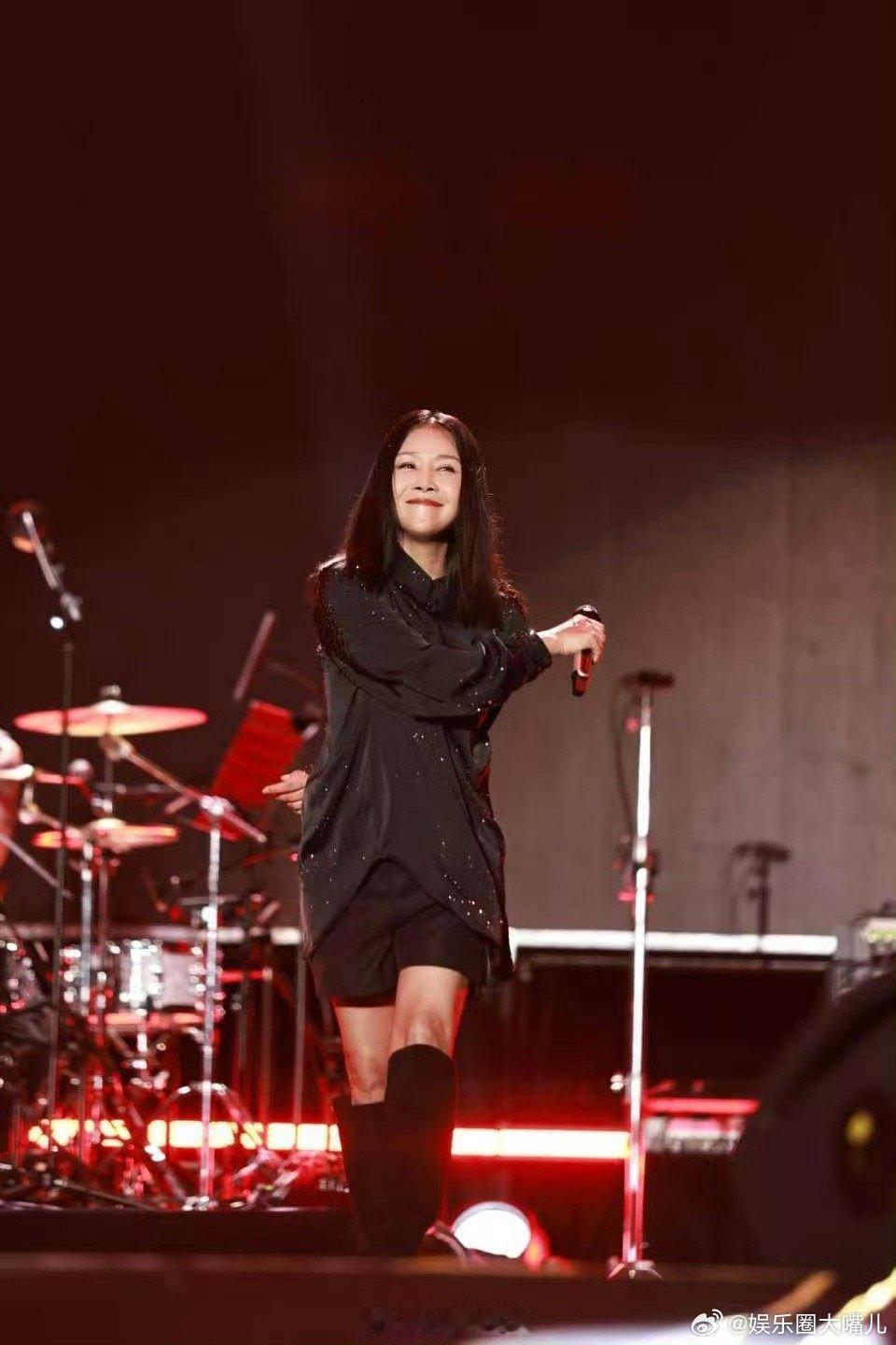 田震你的老baby来了 田震唱《执着》时，台下奶奶跟着节奏点头，跟唱声融入旋律。