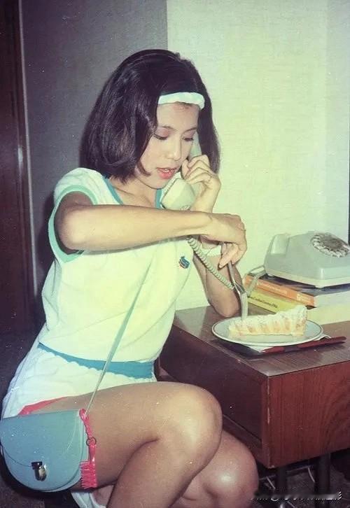 背着包包的翁美玲👜
复古造型太美了～
蓝白配色的运动风套装
青春洋溢
斜挎的蓝