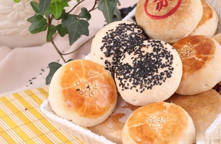 #妙笔生花创作挑战#中秋节就快到了，来看看南北月饼的差异吧！
北方月饼：
北方月