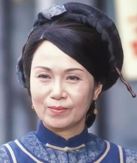79 岁的香港演员陈嘉仪，独居珠海。不是因为她没有家人，而是她两个儿子的心就如同