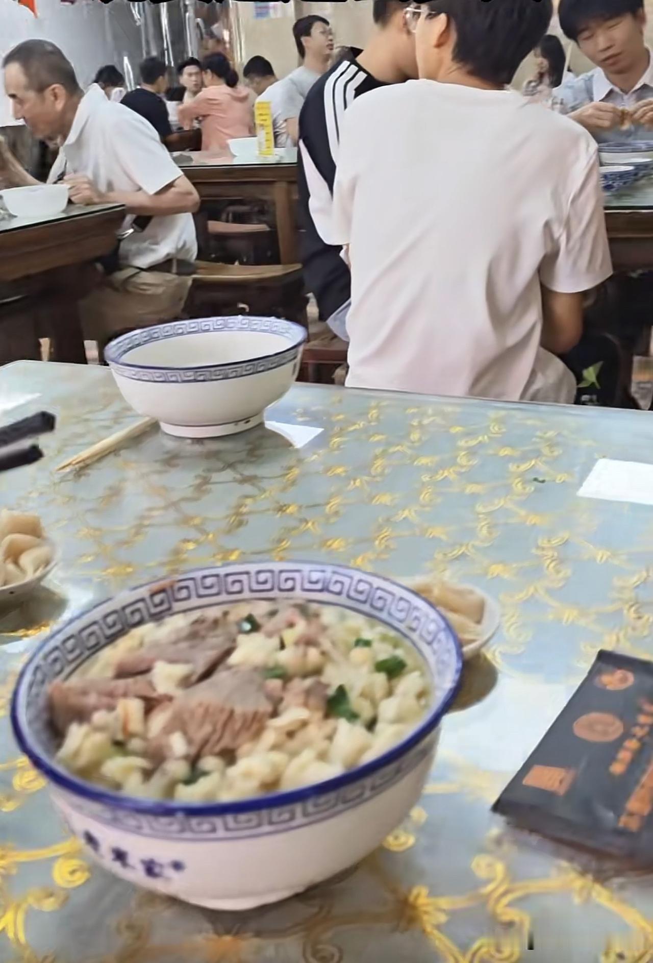 来西安旅游必品尝之小吃。
至于贵与不贵，适合不适合自己的味蕾和口味，只不过是匆匆