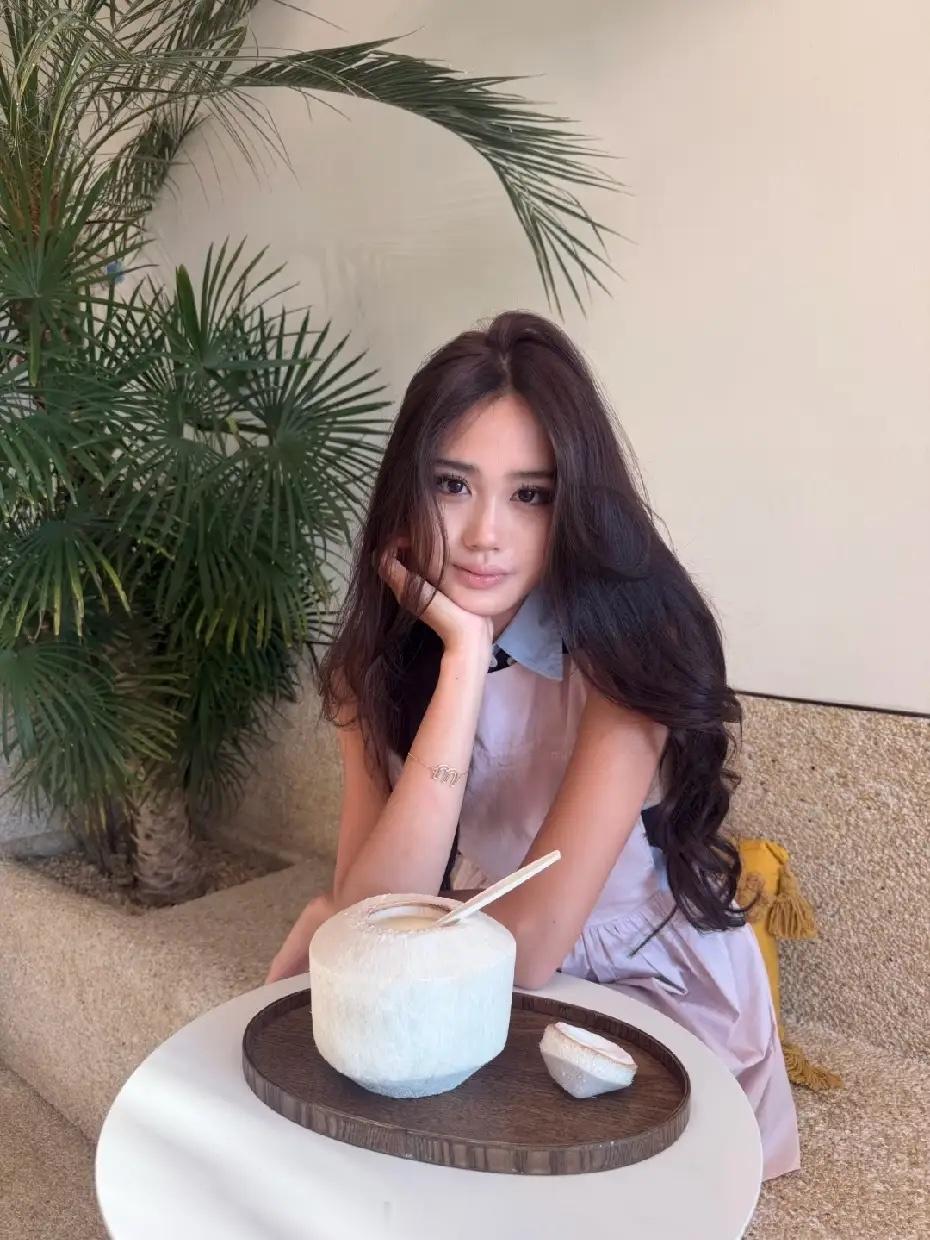 钟丽缇小女儿Cayla晒出最新美照，贵气千金感十足！有一说一，她的脸型长得很好看