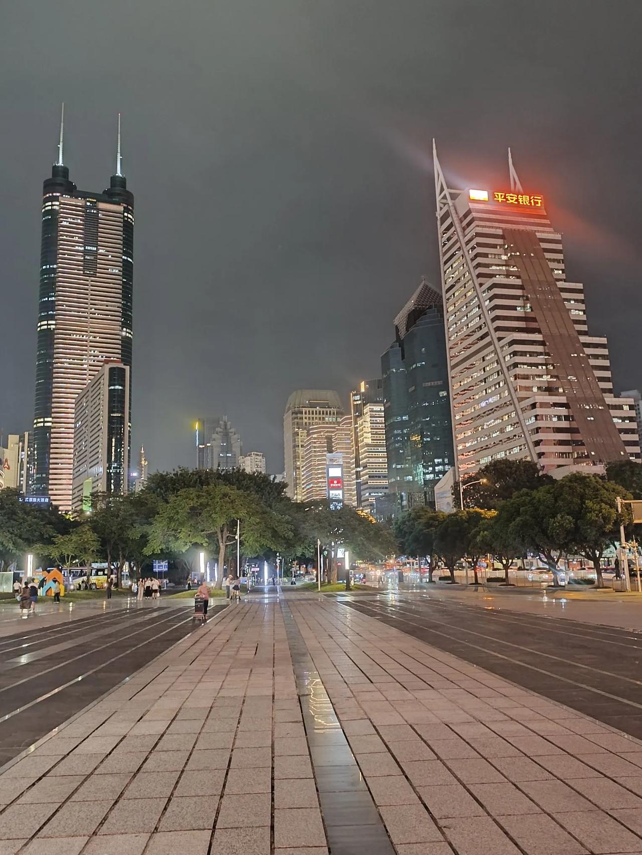  
灯火阑珊处，
高楼耸入云。
万家灯火辉煌，
#城市的夜晚漫漫#