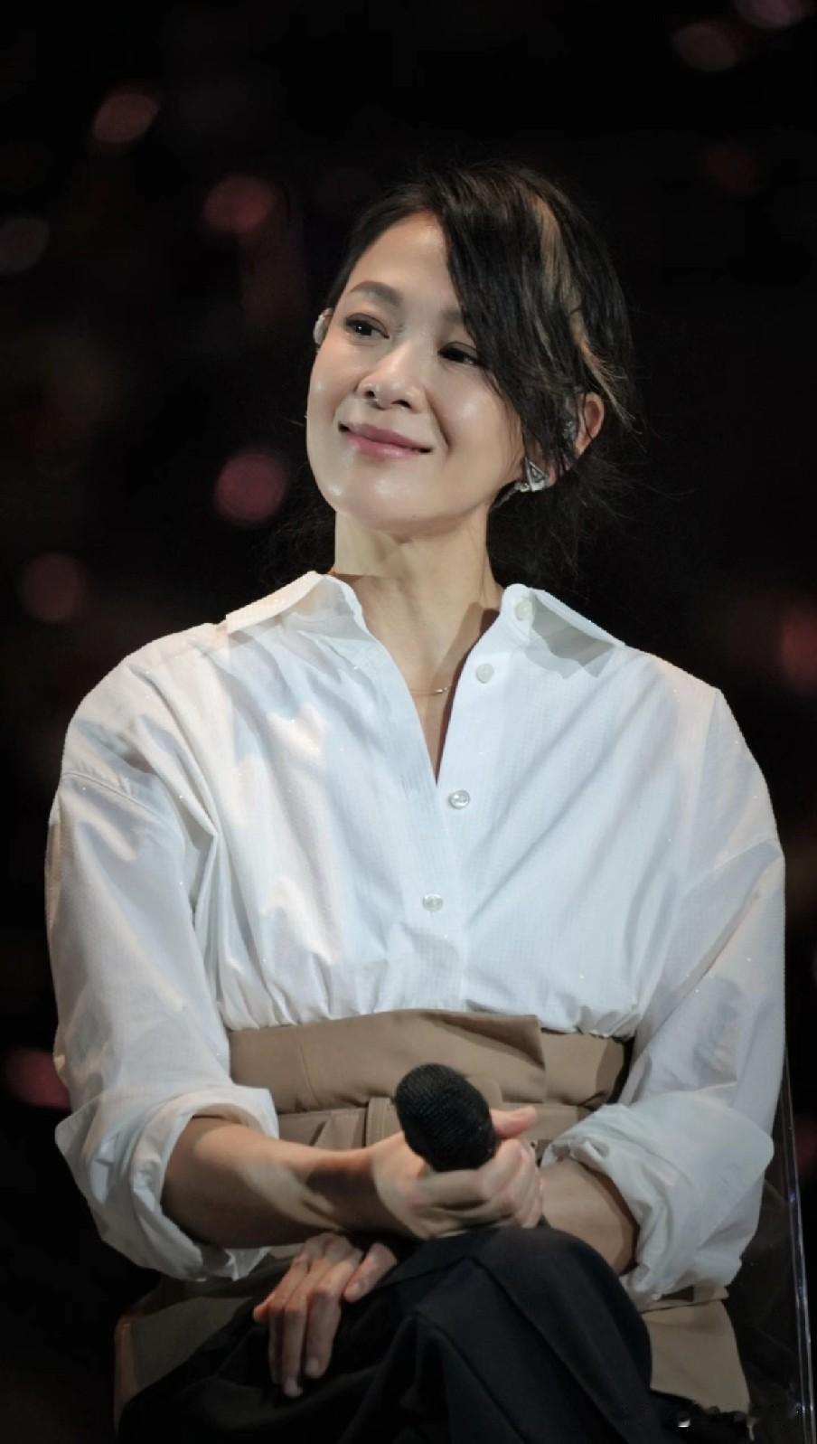 56岁的刘若英。
​给所有女人都提了个醒！
​无论你多优秀，多年轻，多有钱，也千