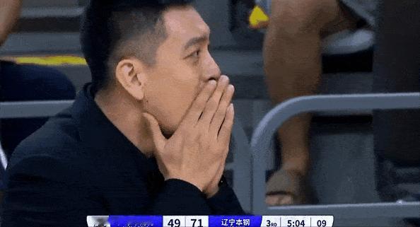 裁判一声哨，让杨鸣在场边瞬间跳起，从慢镜头看，福格这球抢断胡明轩的挺干净，付豪连
