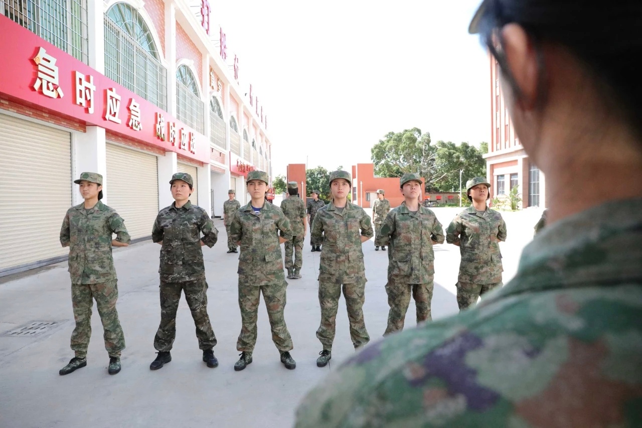 妇女节 泉州女兵，爱红妆也爱武装，坚强且阳光，女兵们就像头上一朵朵含苞待放的鲜花