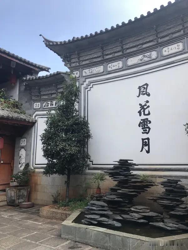 春夏秋冬，各有各的美，风花雪月，自成篇章。
春天，是花的海洋。桃花粉艳，杏花洁白