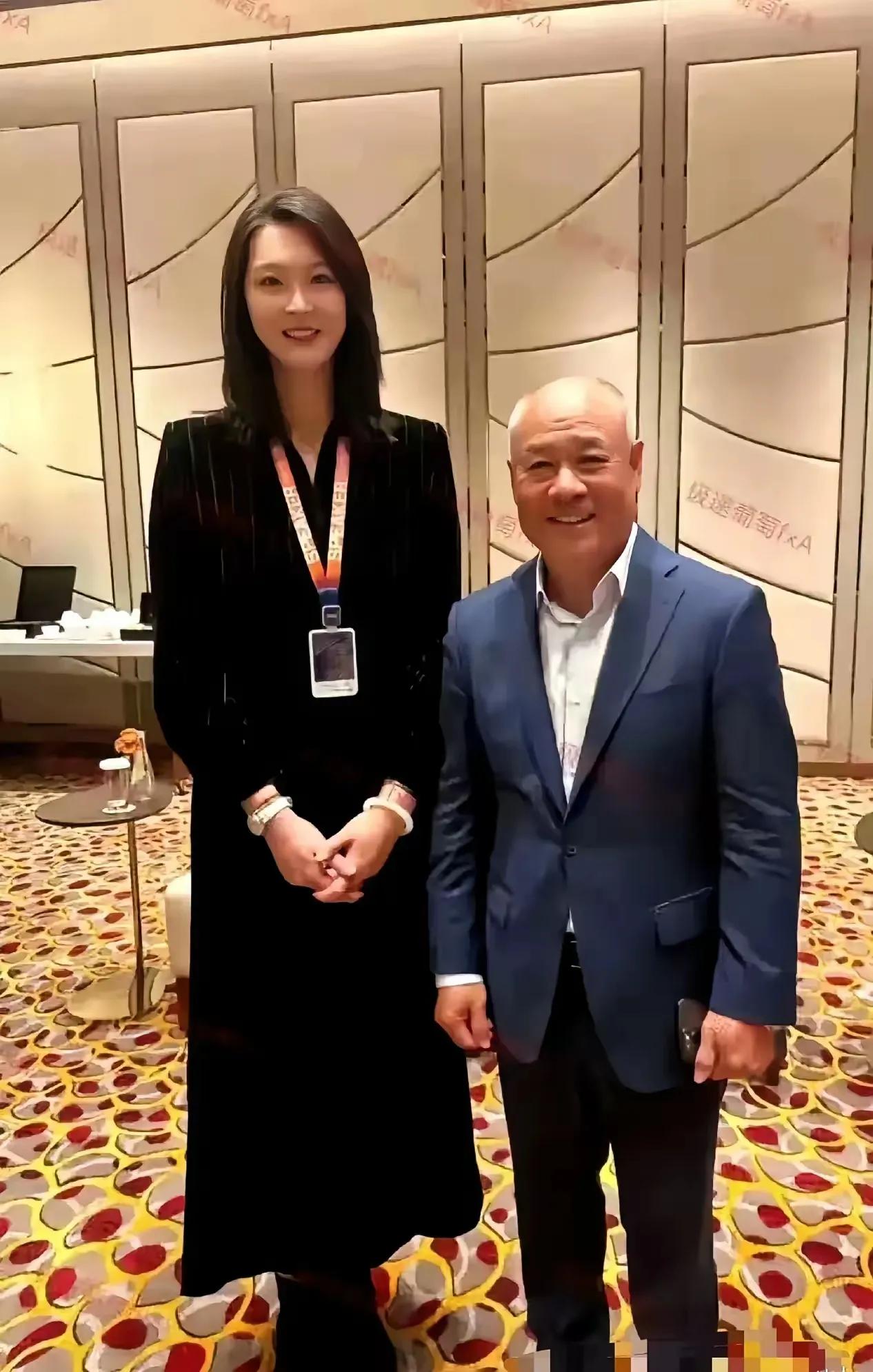 李宁比这个大美女整整矮了一头，李宁的身高仅仅和这个美女的肩膀头持平，目测这个美女